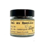 Salz aus der Camargue mit frischem Basilikum